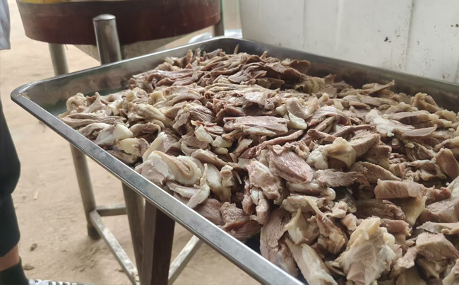 初伏至，新東電為家人們準(zhǔn)備了美味羊肉湯！